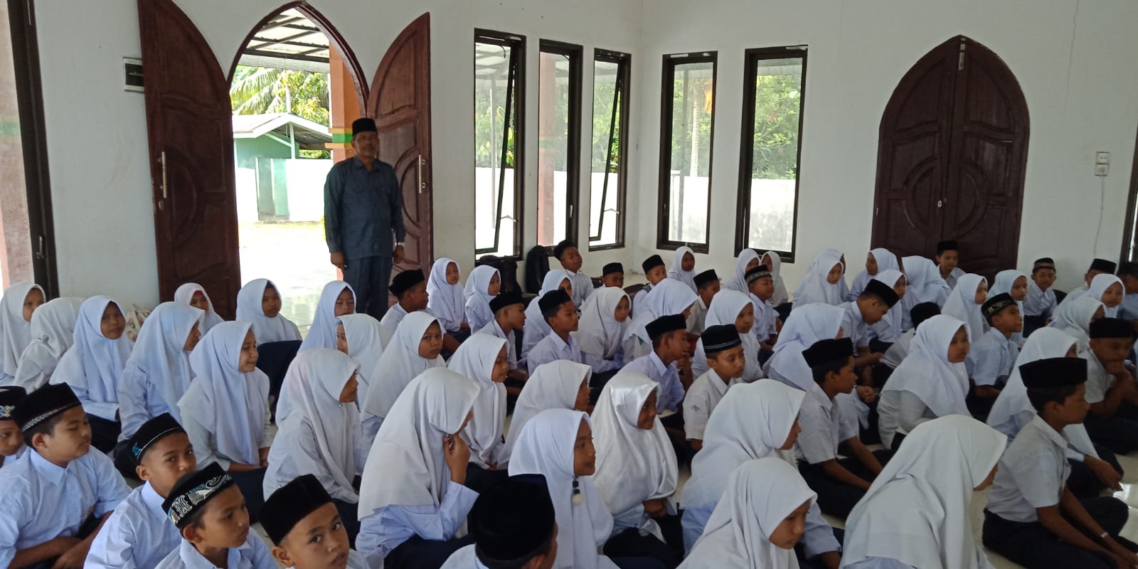 MTsN 7 Aceh Utara Melaksanakan Pembelajaran Tahsin Al-Quran, Tahfidh Al-Qur'an dan Kajian Islam Di Mushalla Madrasah