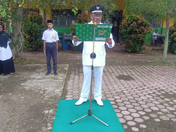 Gagahnya Bapak Dahlan, S.Ag, sebagai Inspektur Upacara HUT RI ke-77 di MTsN 7 Aceh Utara membangunkan semangat 45 kepada semua madrasah