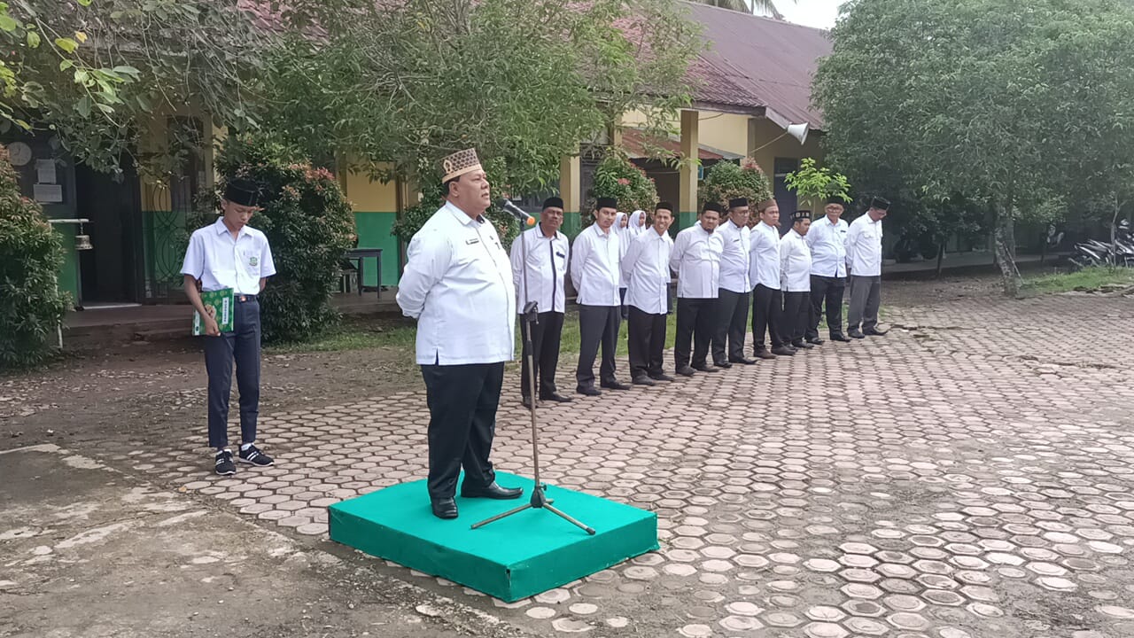 Drs. H. Hamdani A. Jalil, MA, Pengurus Forum Kerukunan Umat Beragama (FKUB) Kab. Aceh Utara yang juga Bapak Kasi Penmad Kankemenag Kab. Aceh Utara, bertindak sebagai Pembina Upacara di MTsN 7 Aceh Utara.