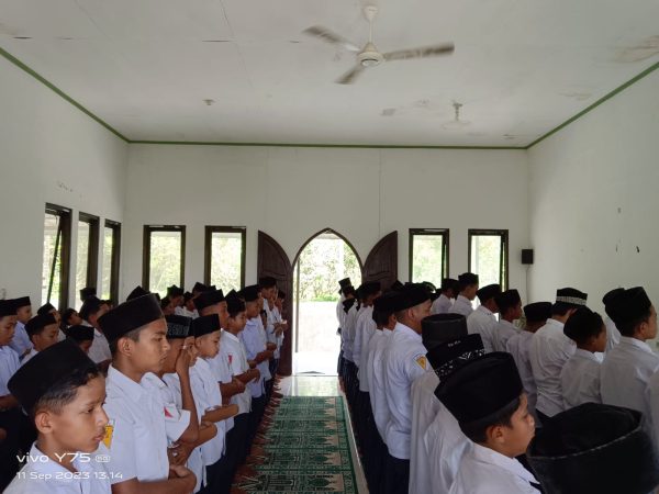 MTsN 7 Aceh Utara melaksanakan Shalat Zhuhur Berjama'ah di Mushalla Madrasah sudah lebih 8 tahun berjalan pembelajaran